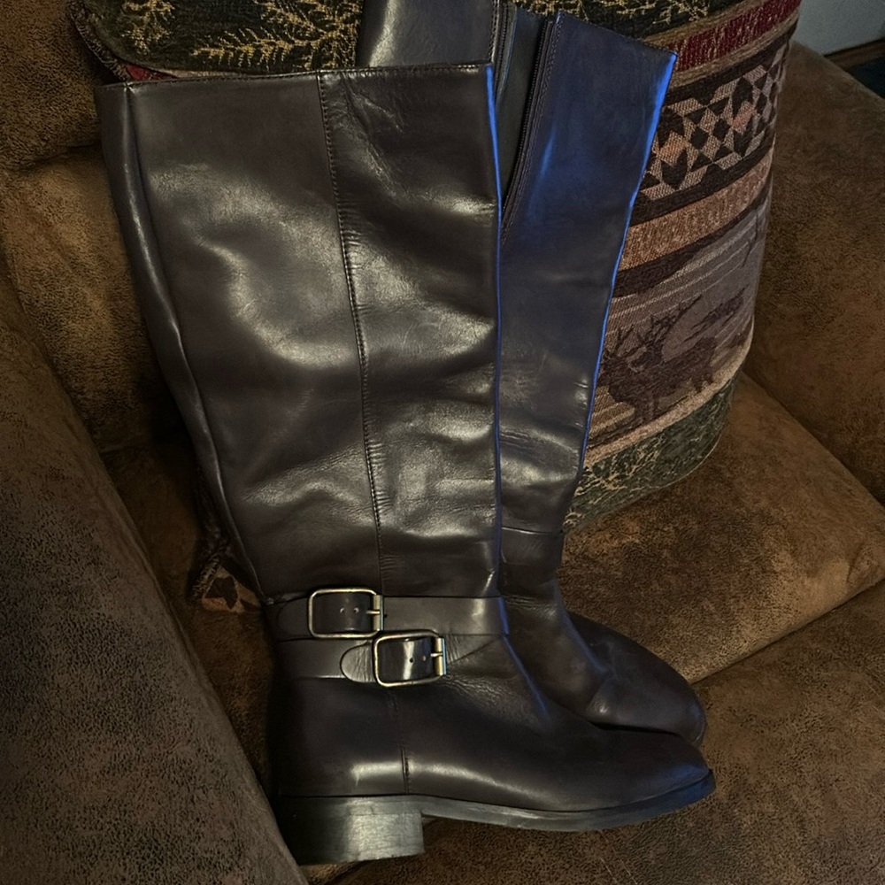 LK Bennett boots London size 36 or us 6 
Chestnut Brown color never worn!